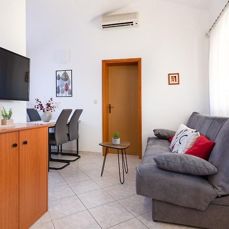Villa Livia With Three Nice Apartments, Swimming Pool, Childrens Playground, Barbecue And Free Parking Ližnjan Eksteriør bilde