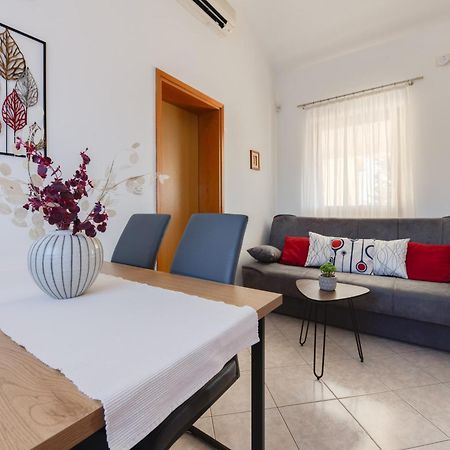 Villa Livia With Three Nice Apartments, Swimming Pool, Childrens Playground, Barbecue And Free Parking Ližnjan Eksteriør bilde