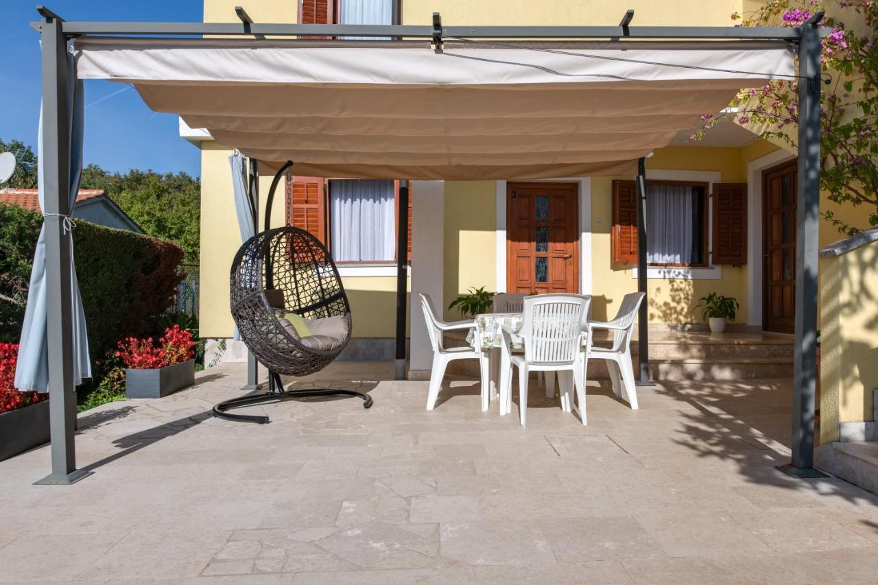 Villa Livia With Three Nice Apartments, Swimming Pool, Childrens Playground, Barbecue And Free Parking Ližnjan Eksteriør bilde