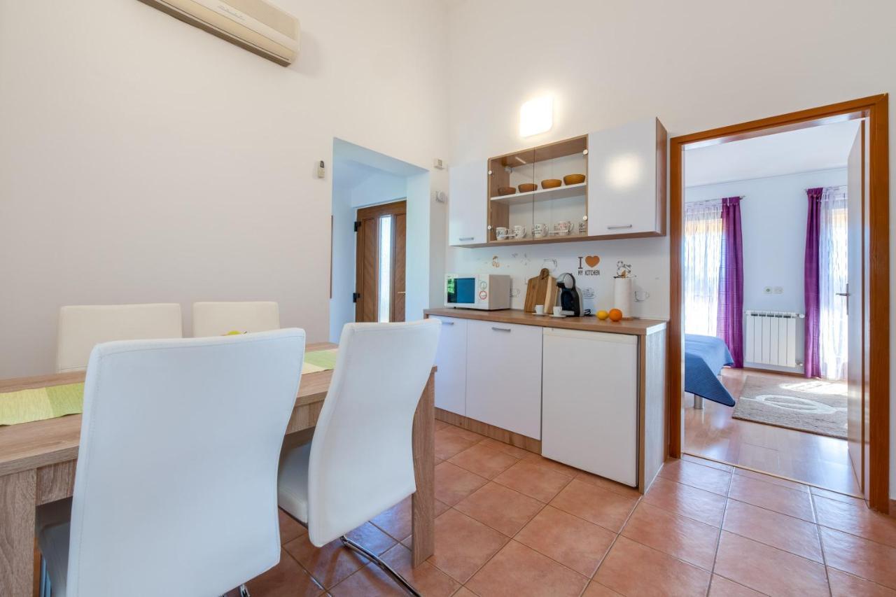 Villa Livia With Three Nice Apartments, Swimming Pool, Childrens Playground, Barbecue And Free Parking Ližnjan Eksteriør bilde