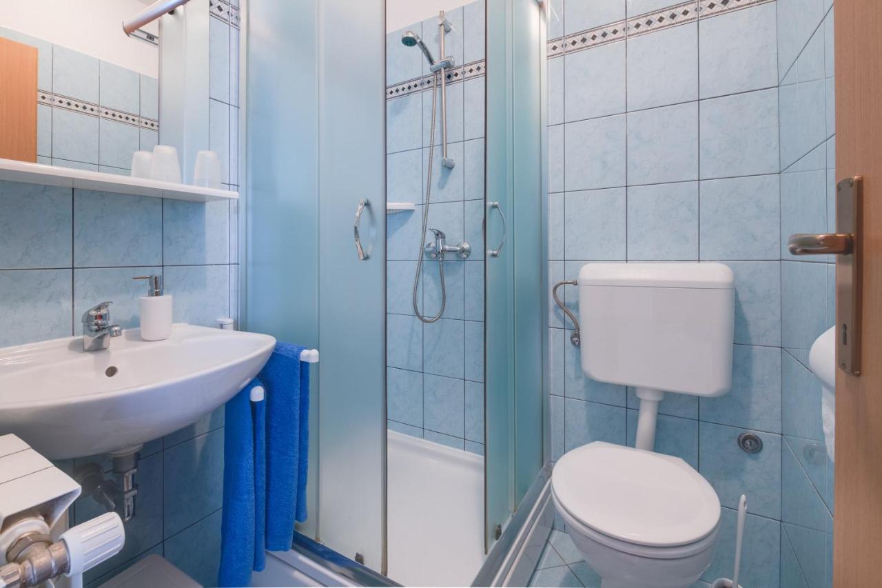 Villa Livia With Three Nice Apartments, Swimming Pool, Childrens Playground, Barbecue And Free Parking Ližnjan Eksteriør bilde