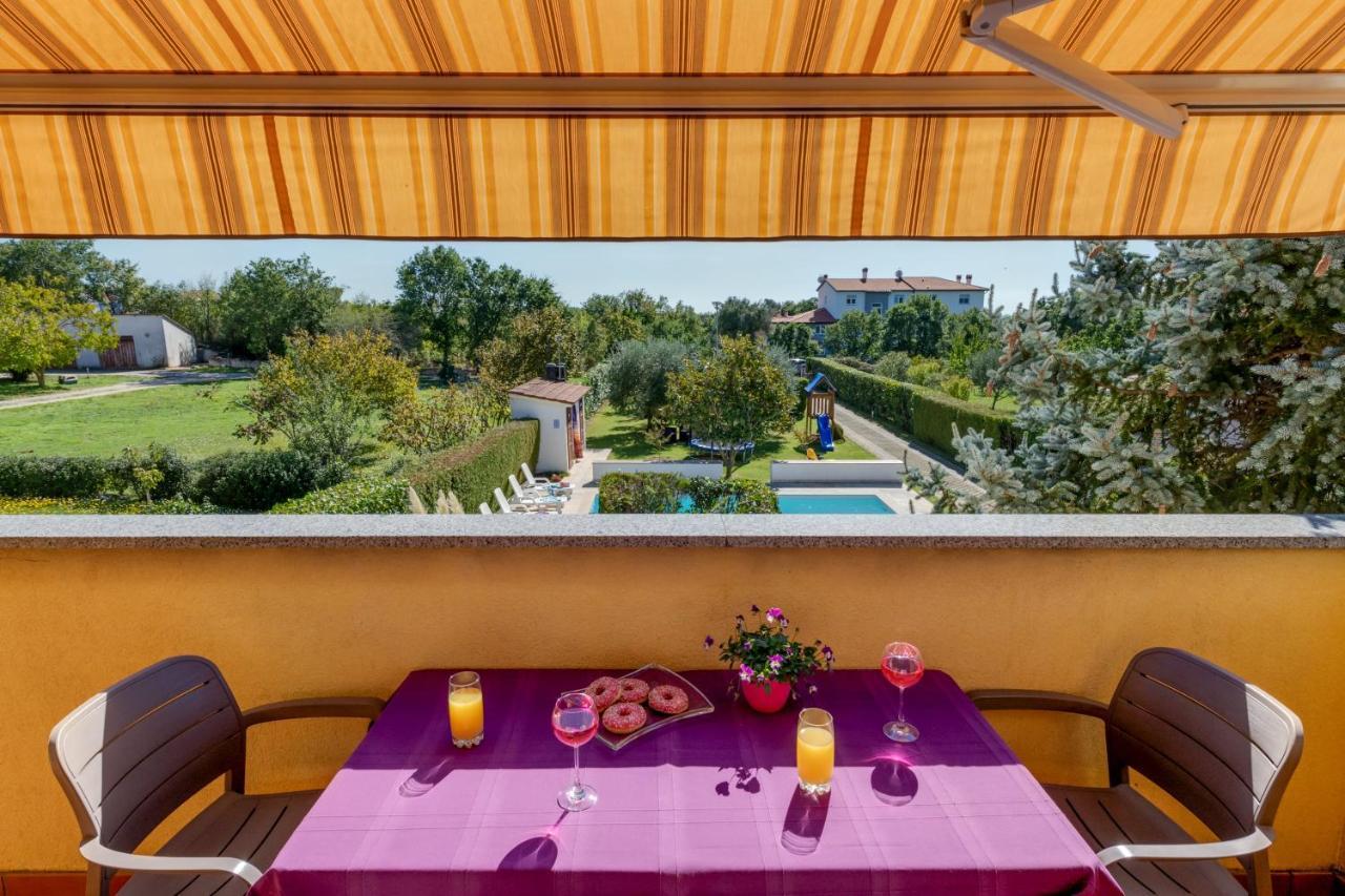 Villa Livia With Three Nice Apartments, Swimming Pool, Childrens Playground, Barbecue And Free Parking Ližnjan Eksteriør bilde