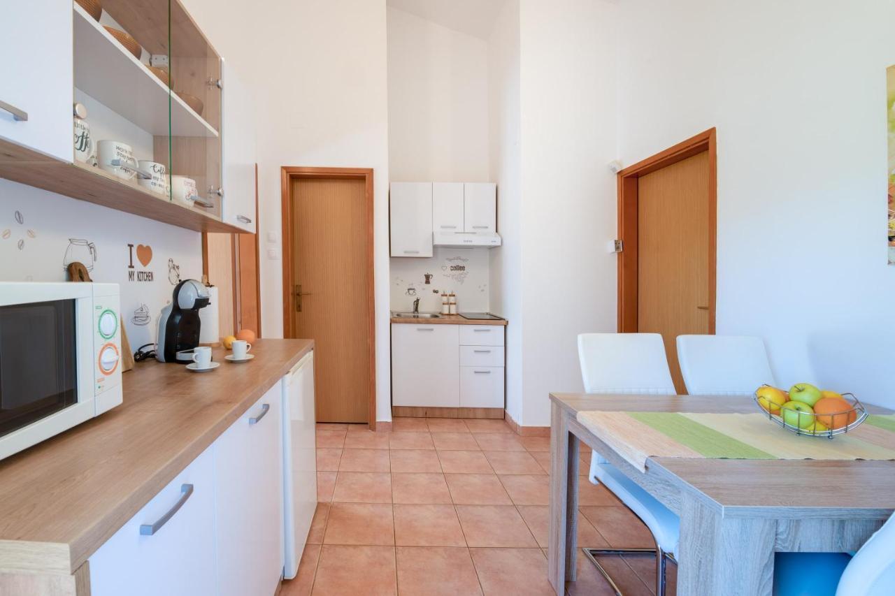 Villa Livia With Three Nice Apartments, Swimming Pool, Childrens Playground, Barbecue And Free Parking Ližnjan Eksteriør bilde