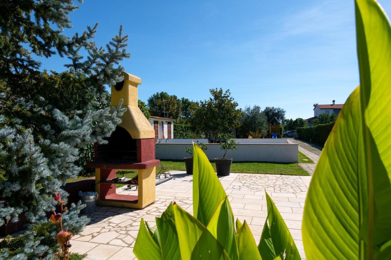 Villa Livia With Three Nice Apartments, Swimming Pool, Childrens Playground, Barbecue And Free Parking Ližnjan Eksteriør bilde