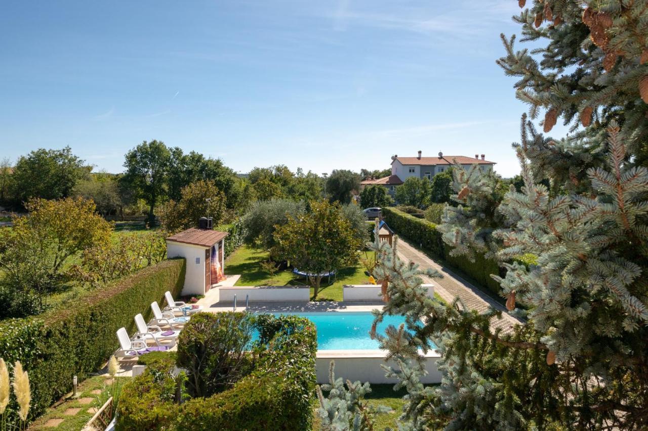 Villa Livia With Three Nice Apartments, Swimming Pool, Childrens Playground, Barbecue And Free Parking Ližnjan Eksteriør bilde