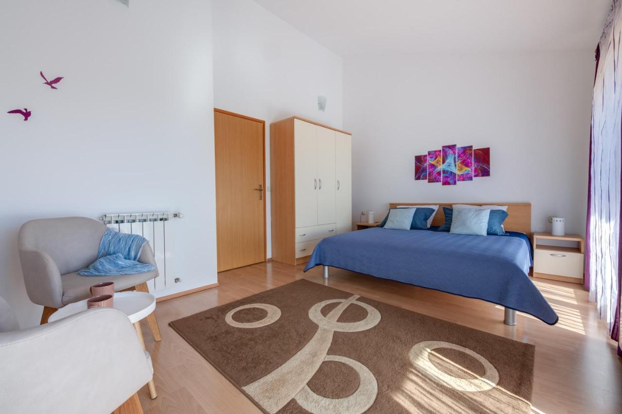 Villa Livia With Three Nice Apartments, Swimming Pool, Childrens Playground, Barbecue And Free Parking Ližnjan Eksteriør bilde