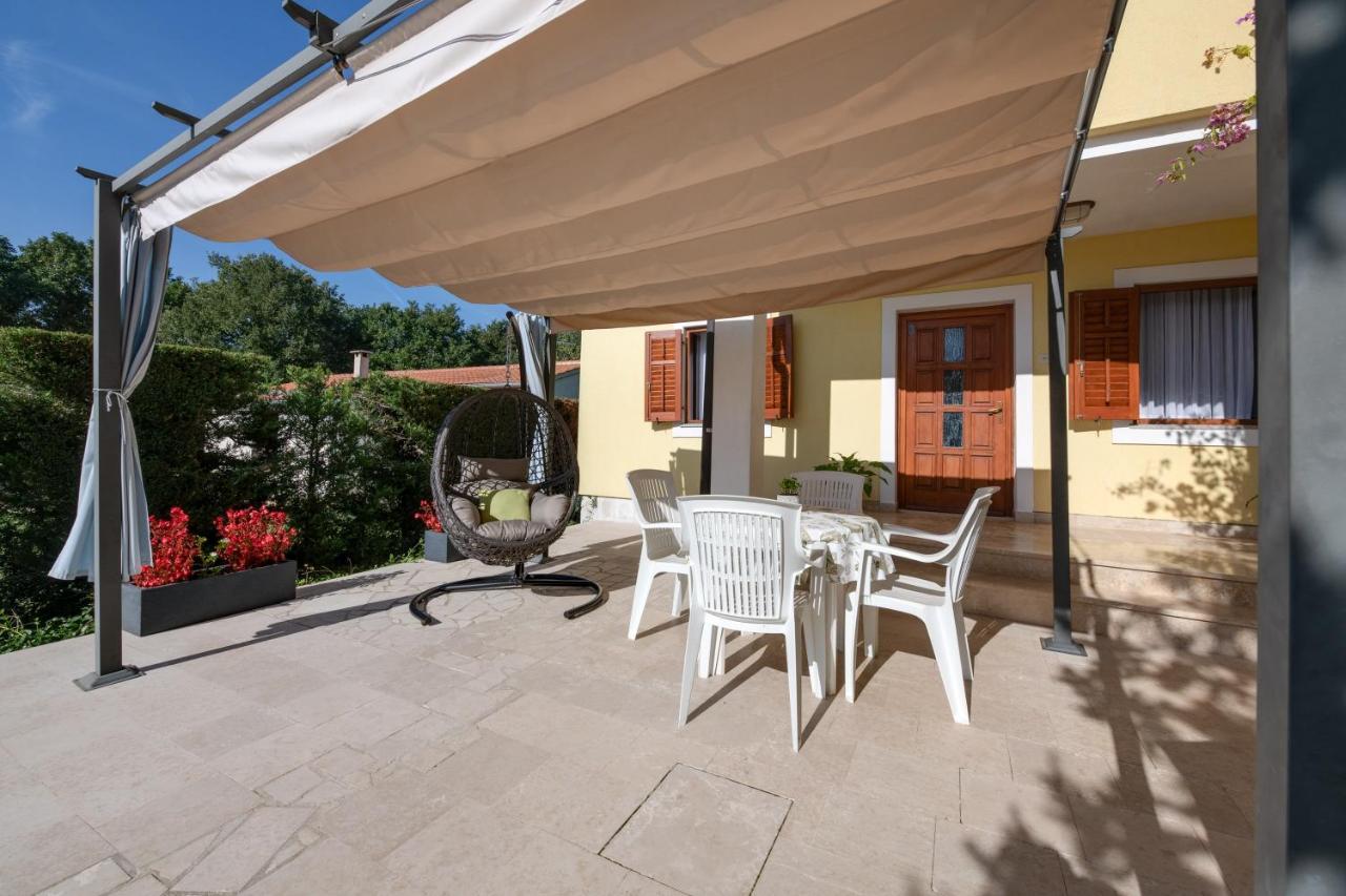 Villa Livia With Three Nice Apartments, Swimming Pool, Childrens Playground, Barbecue And Free Parking Ližnjan Eksteriør bilde