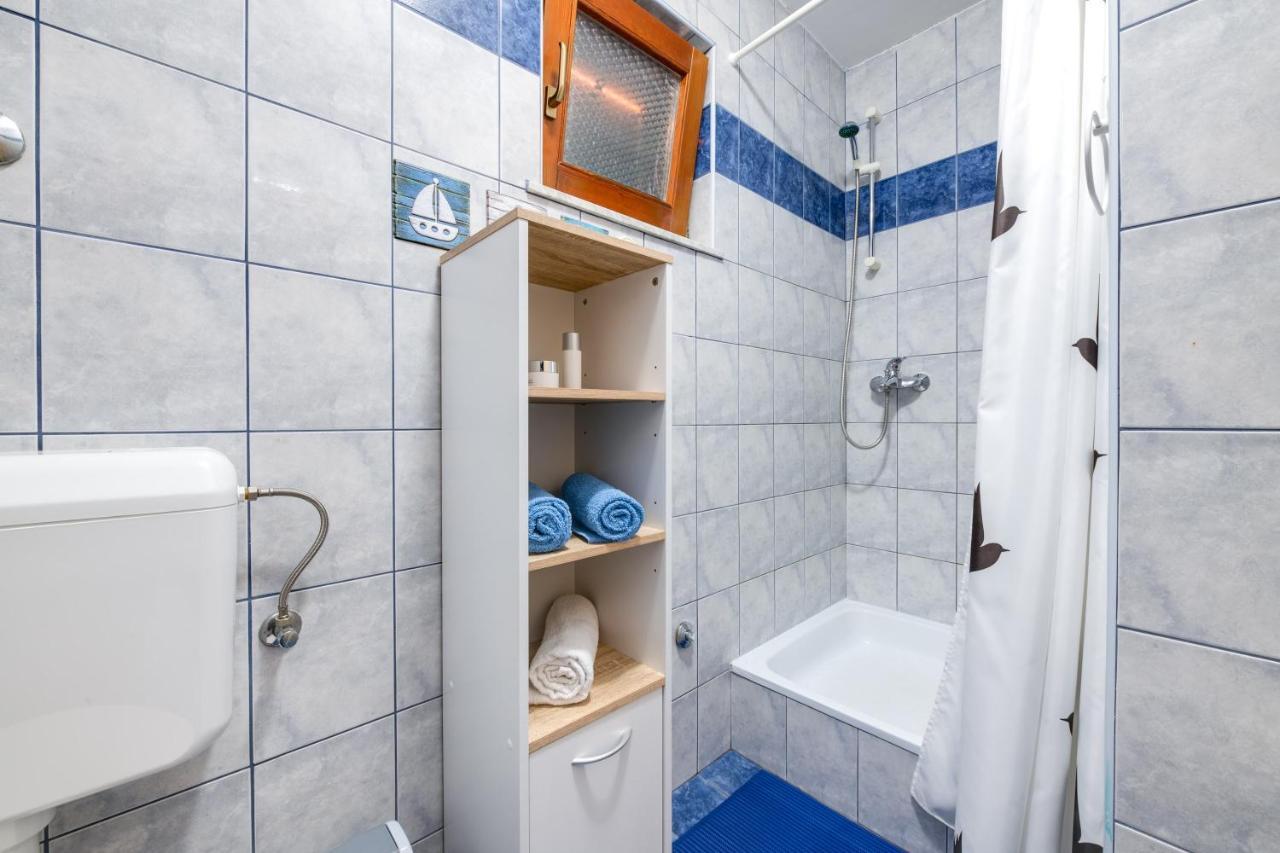 Villa Livia With Three Nice Apartments, Swimming Pool, Childrens Playground, Barbecue And Free Parking Ližnjan Eksteriør bilde