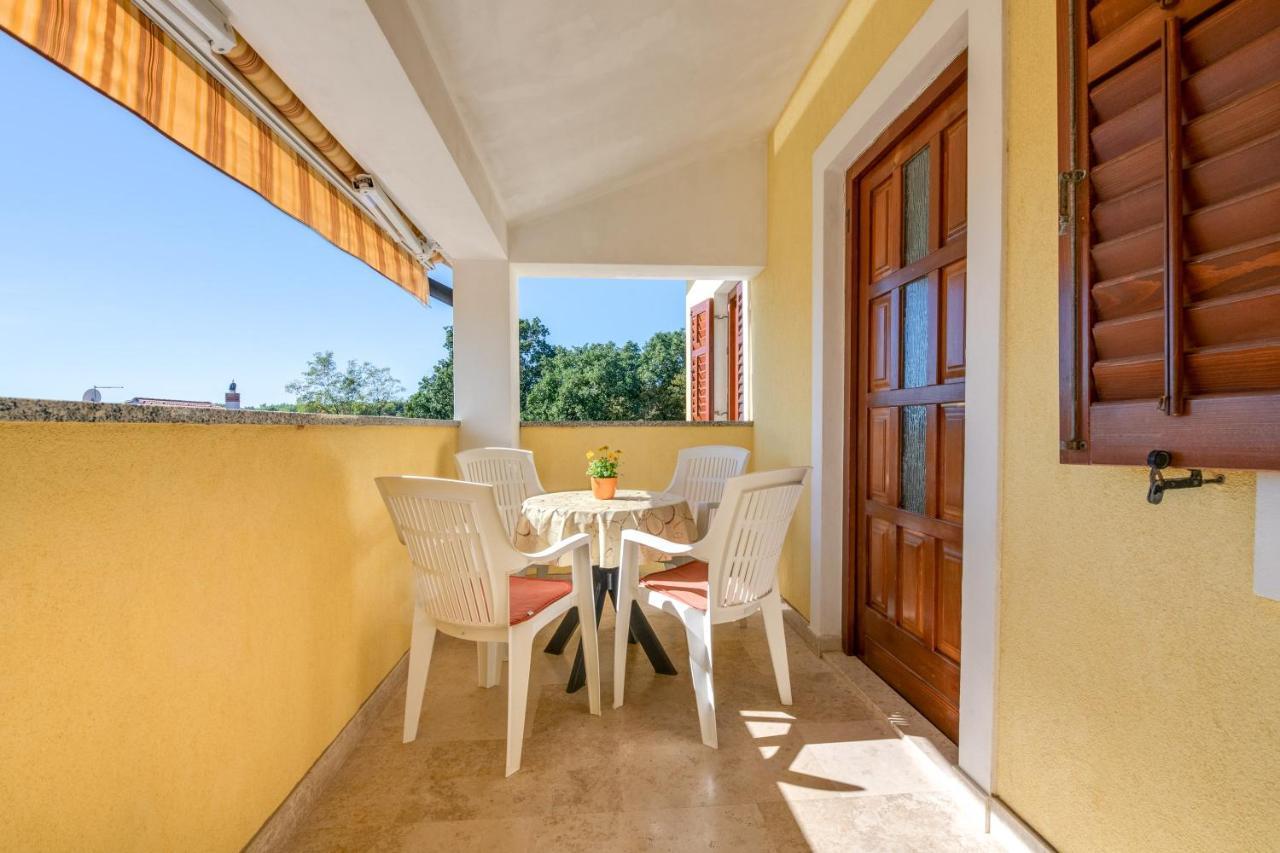 Villa Livia With Three Nice Apartments, Swimming Pool, Childrens Playground, Barbecue And Free Parking Ližnjan Eksteriør bilde