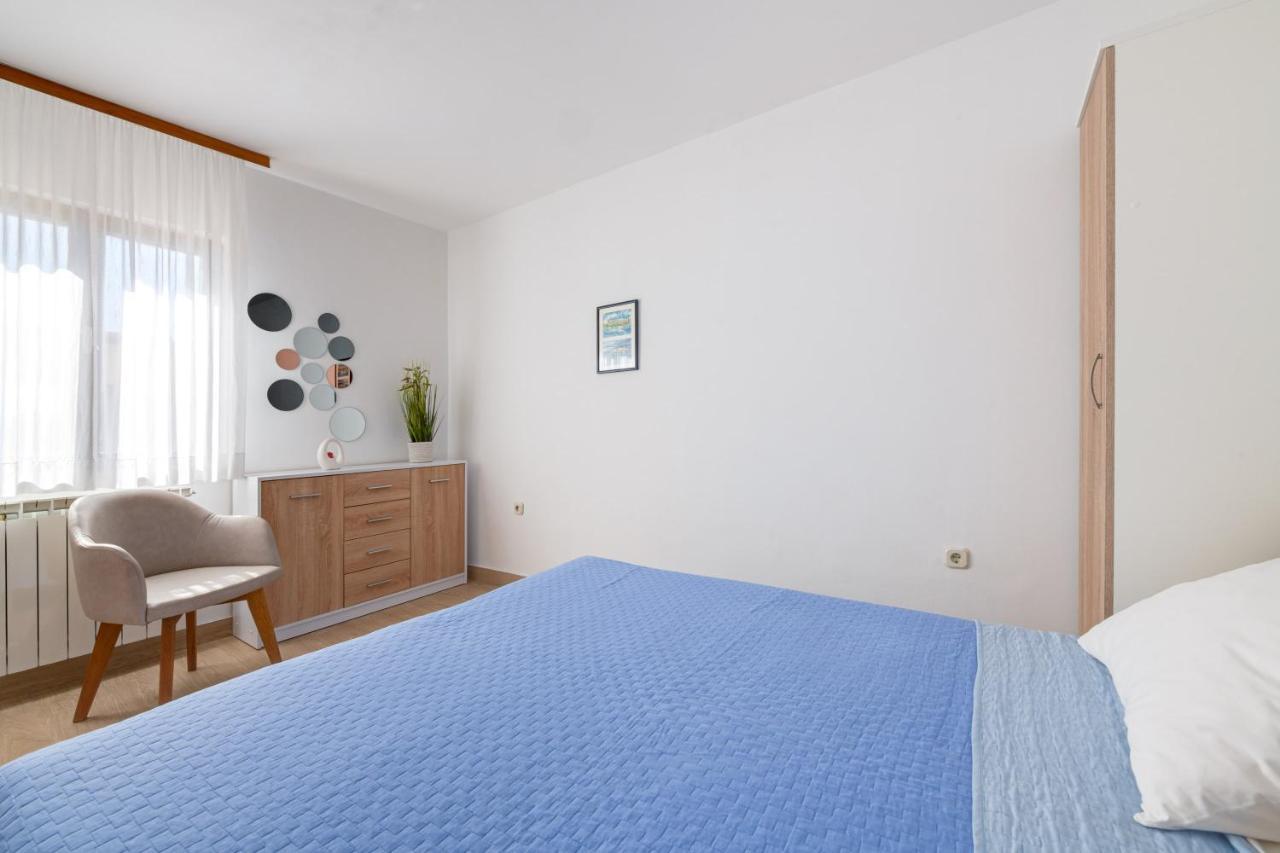 Villa Livia With Three Nice Apartments, Swimming Pool, Childrens Playground, Barbecue And Free Parking Ližnjan Eksteriør bilde