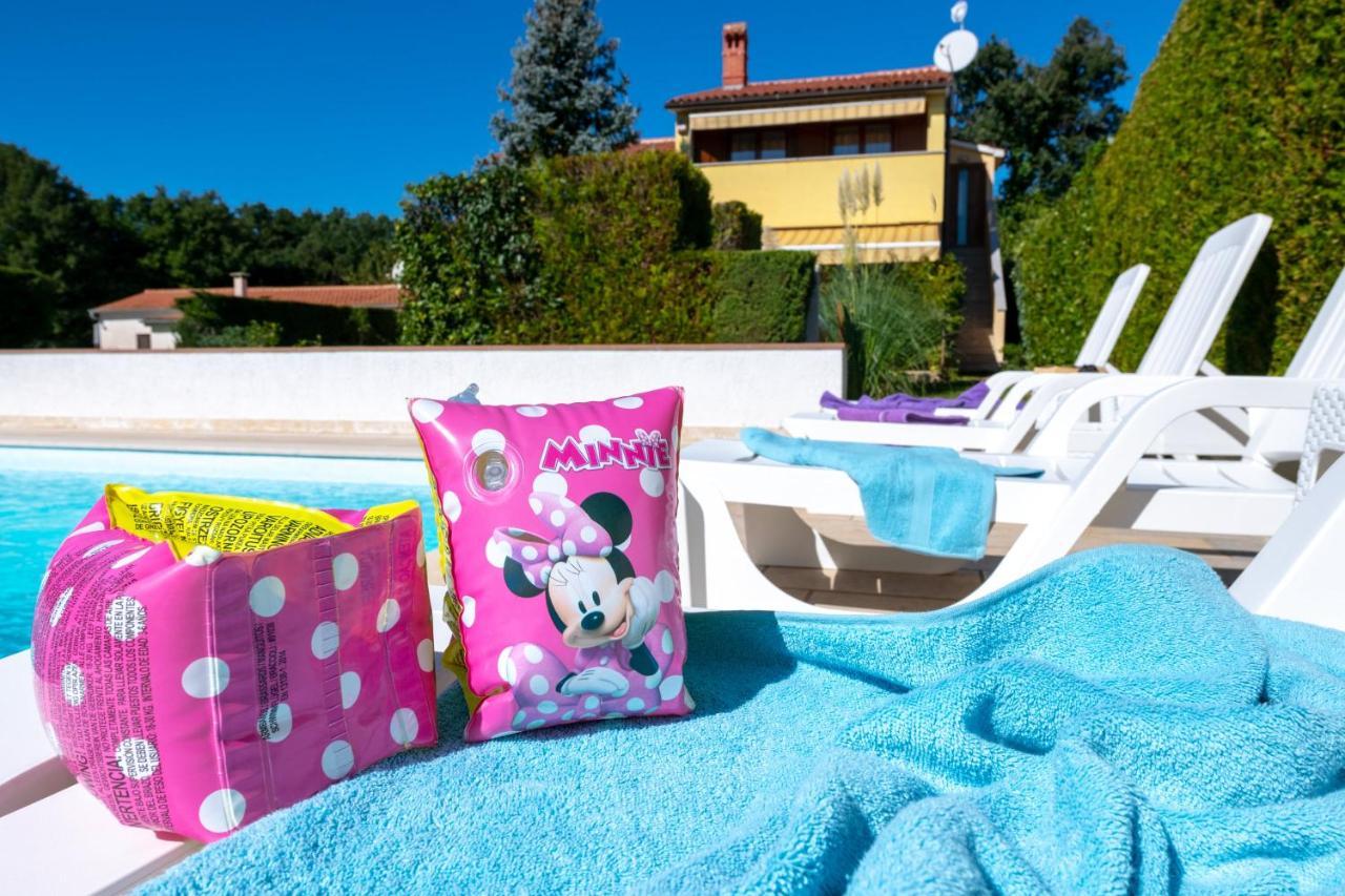 Villa Livia With Three Nice Apartments, Swimming Pool, Childrens Playground, Barbecue And Free Parking Ližnjan Eksteriør bilde
