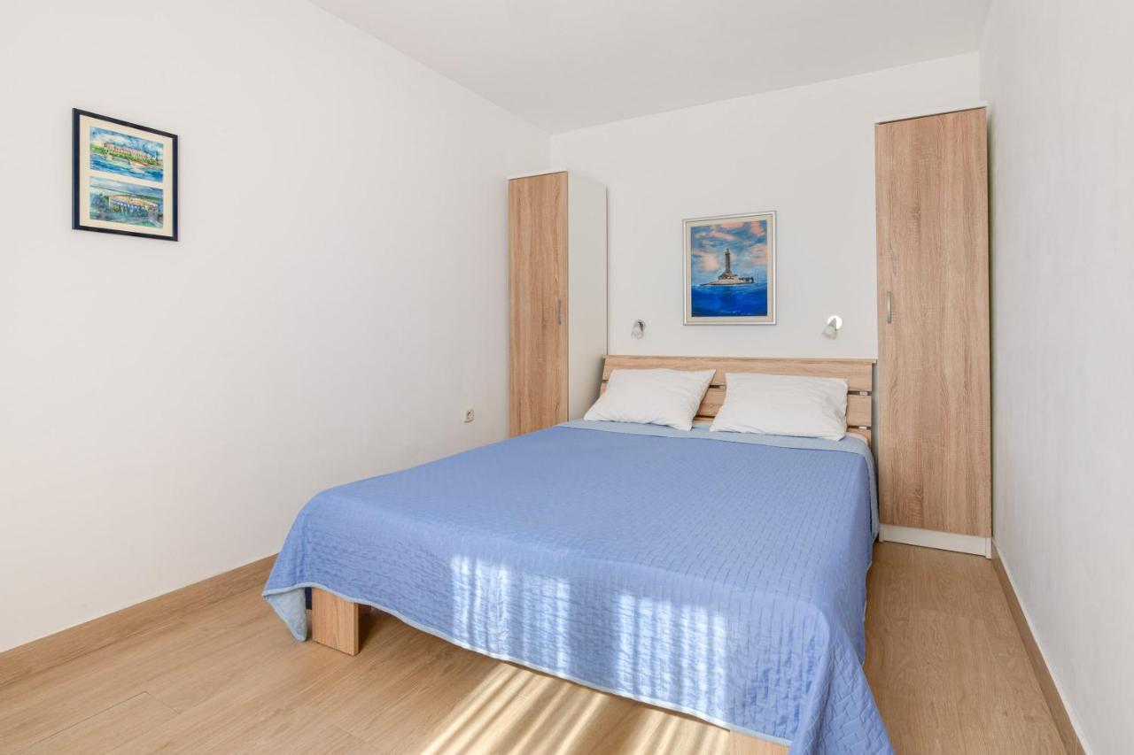 Villa Livia With Three Nice Apartments, Swimming Pool, Childrens Playground, Barbecue And Free Parking Ližnjan Eksteriør bilde