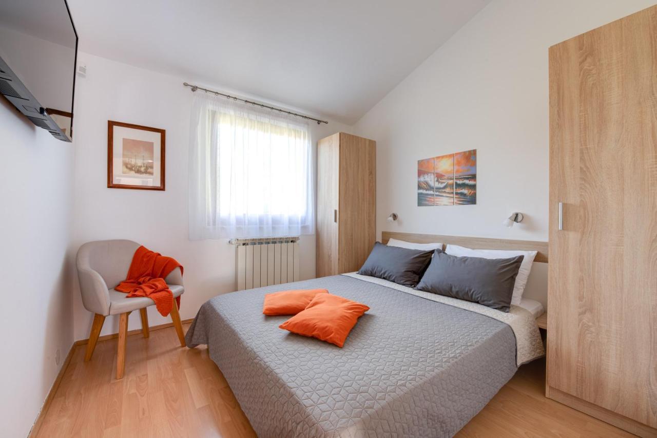 Villa Livia With Three Nice Apartments, Swimming Pool, Childrens Playground, Barbecue And Free Parking Ližnjan Eksteriør bilde