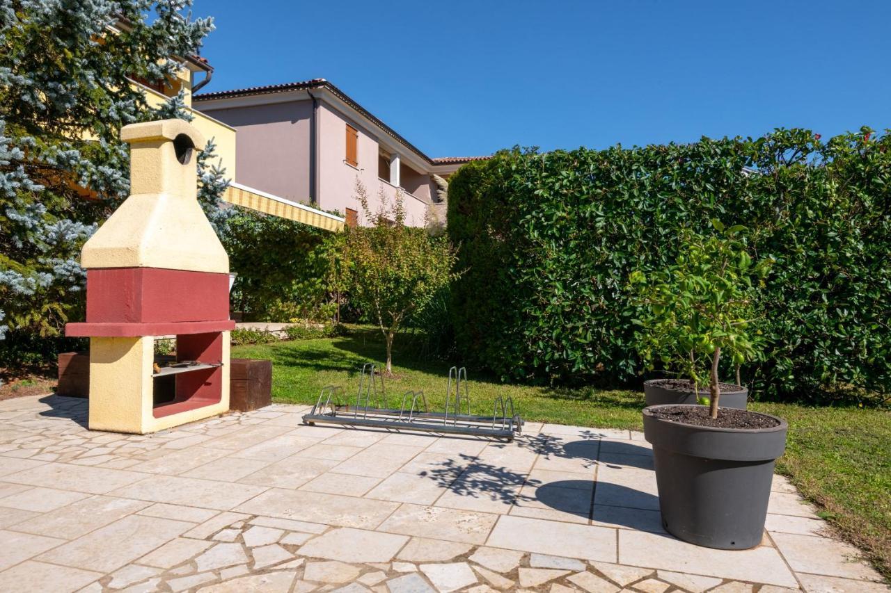 Villa Livia With Three Nice Apartments, Swimming Pool, Childrens Playground, Barbecue And Free Parking Ližnjan Eksteriør bilde
