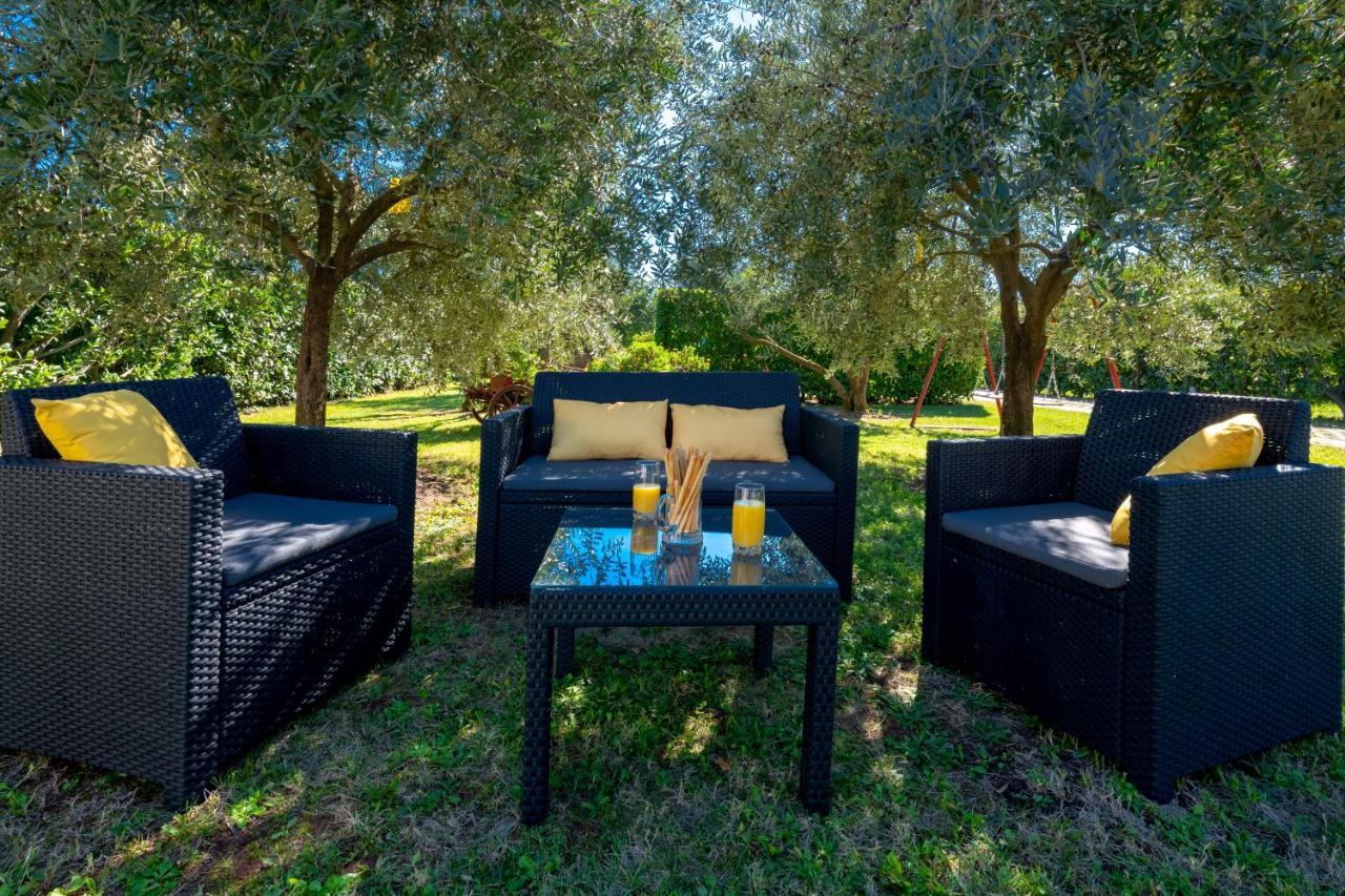 Villa Livia With Three Nice Apartments, Swimming Pool, Childrens Playground, Barbecue And Free Parking Ližnjan Eksteriør bilde