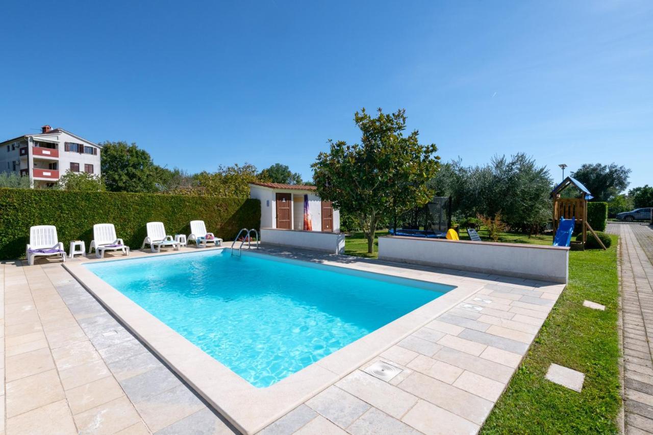 Villa Livia With Three Nice Apartments, Swimming Pool, Childrens Playground, Barbecue And Free Parking Ližnjan Eksteriør bilde