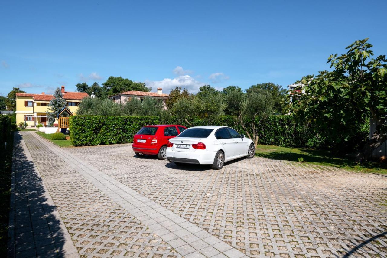 Villa Livia With Three Nice Apartments, Swimming Pool, Childrens Playground, Barbecue And Free Parking Ližnjan Eksteriør bilde
