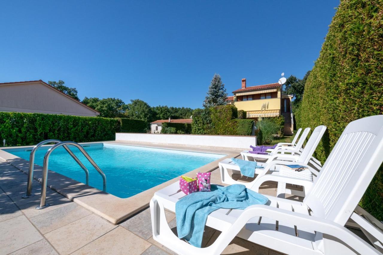 Villa Livia With Three Nice Apartments, Swimming Pool, Childrens Playground, Barbecue And Free Parking Ližnjan Eksteriør bilde
