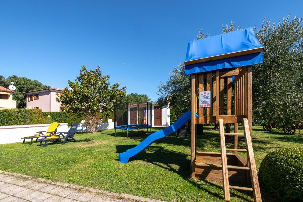 Villa Livia With Three Nice Apartments, Swimming Pool, Childrens Playground, Barbecue And Free Parking Ližnjan Eksteriør bilde