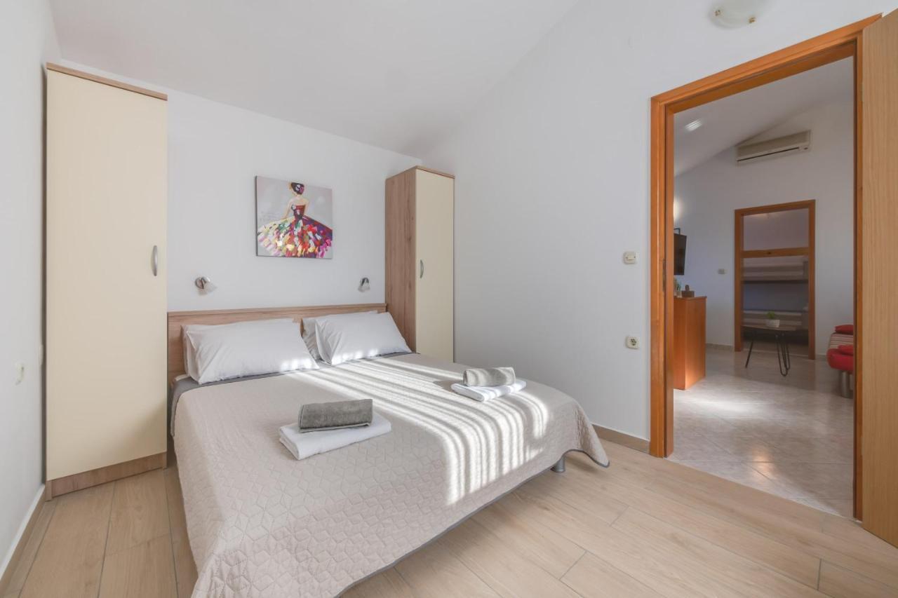 Villa Livia With Three Nice Apartments, Swimming Pool, Childrens Playground, Barbecue And Free Parking Ližnjan Eksteriør bilde