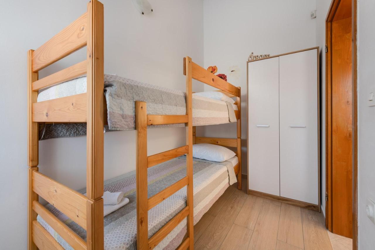 Villa Livia With Three Nice Apartments, Swimming Pool, Childrens Playground, Barbecue And Free Parking Ližnjan Eksteriør bilde