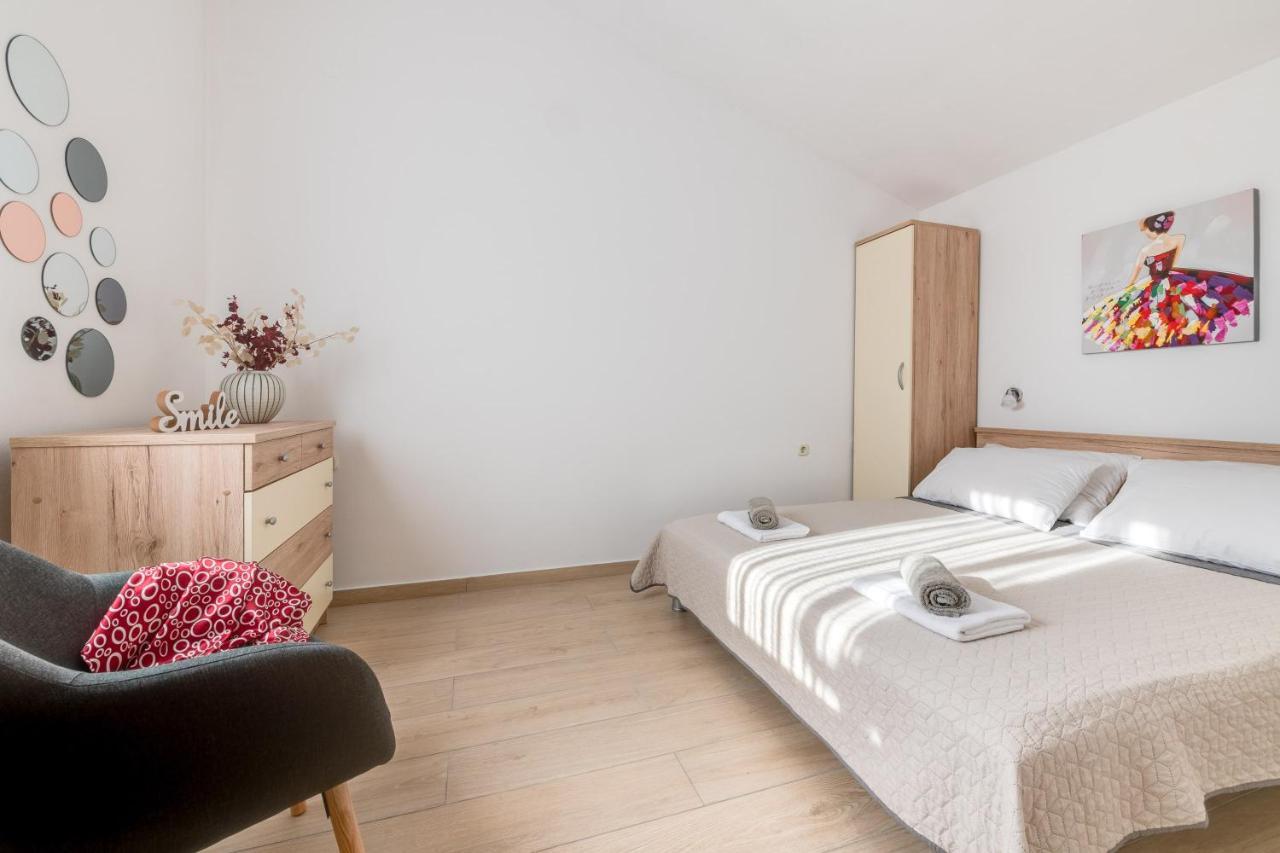Villa Livia With Three Nice Apartments, Swimming Pool, Childrens Playground, Barbecue And Free Parking Ližnjan Eksteriør bilde