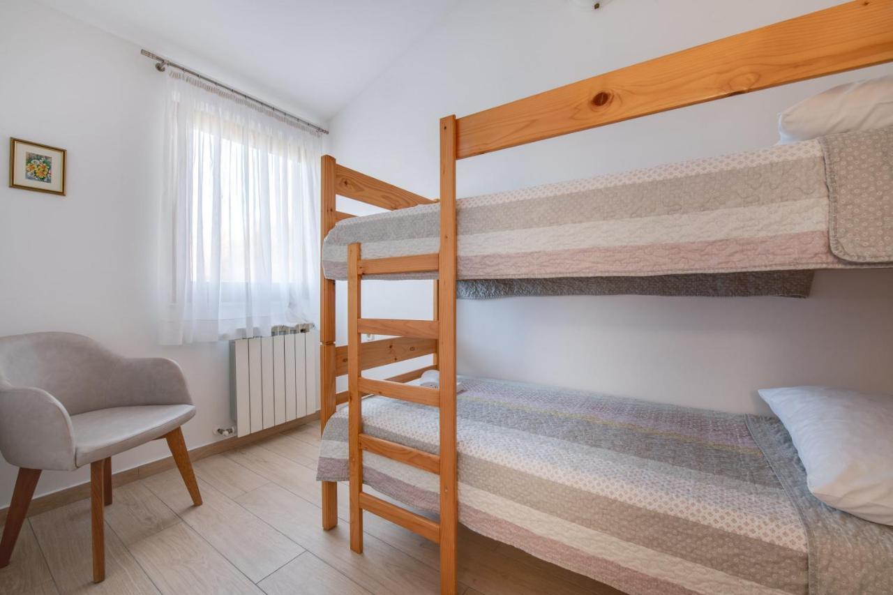 Villa Livia With Three Nice Apartments, Swimming Pool, Childrens Playground, Barbecue And Free Parking Ližnjan Eksteriør bilde
