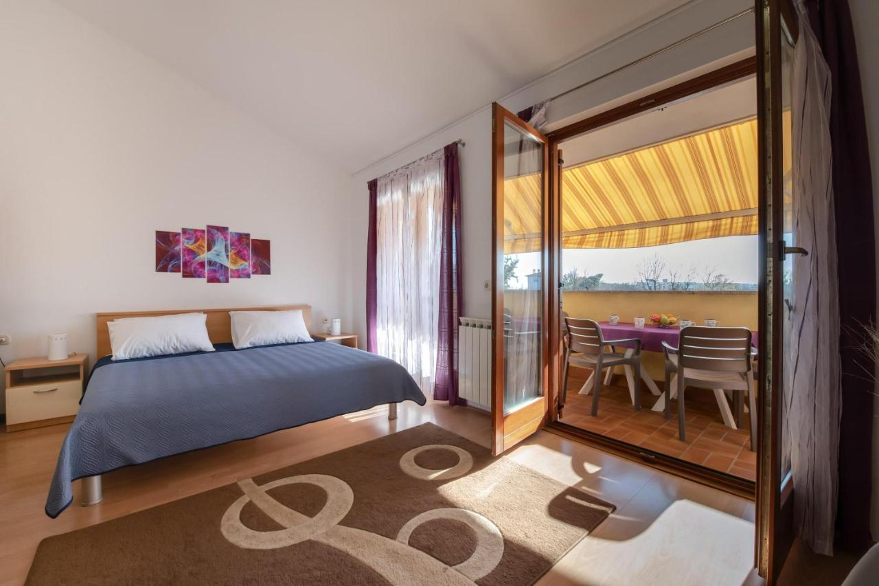 Villa Livia With Three Nice Apartments, Swimming Pool, Childrens Playground, Barbecue And Free Parking Ližnjan Eksteriør bilde