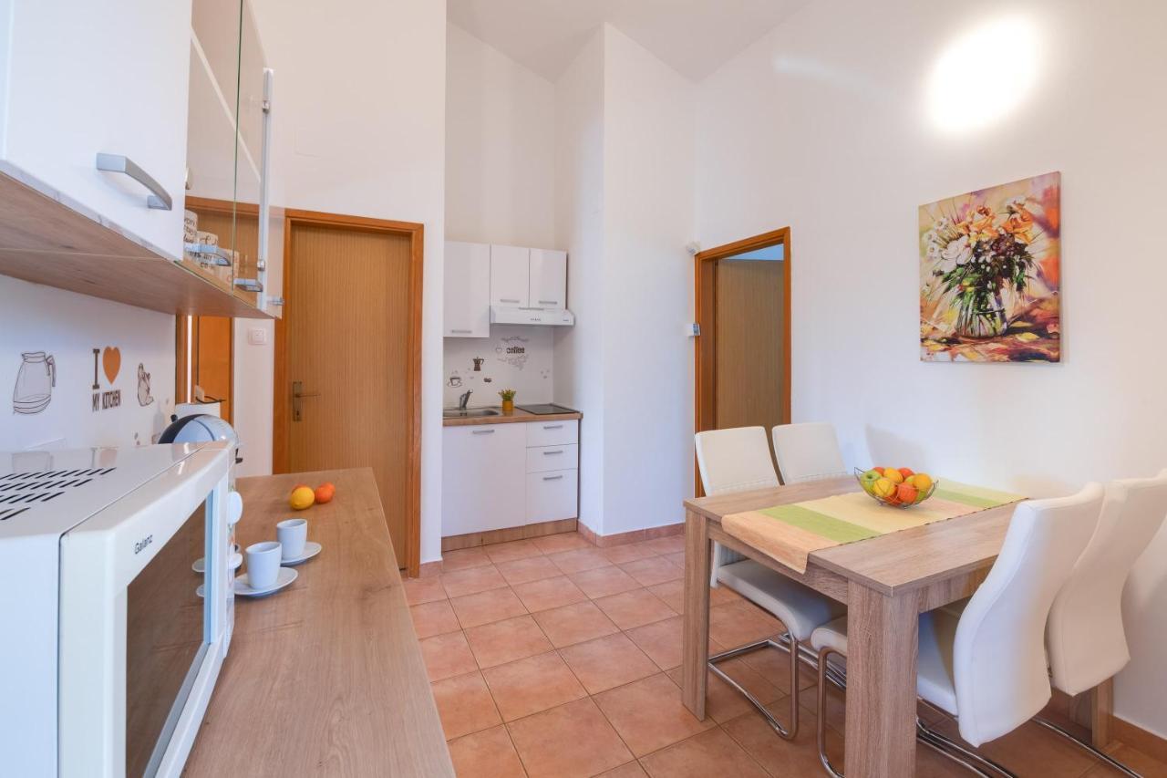 Villa Livia With Three Nice Apartments, Swimming Pool, Childrens Playground, Barbecue And Free Parking Ližnjan Eksteriør bilde