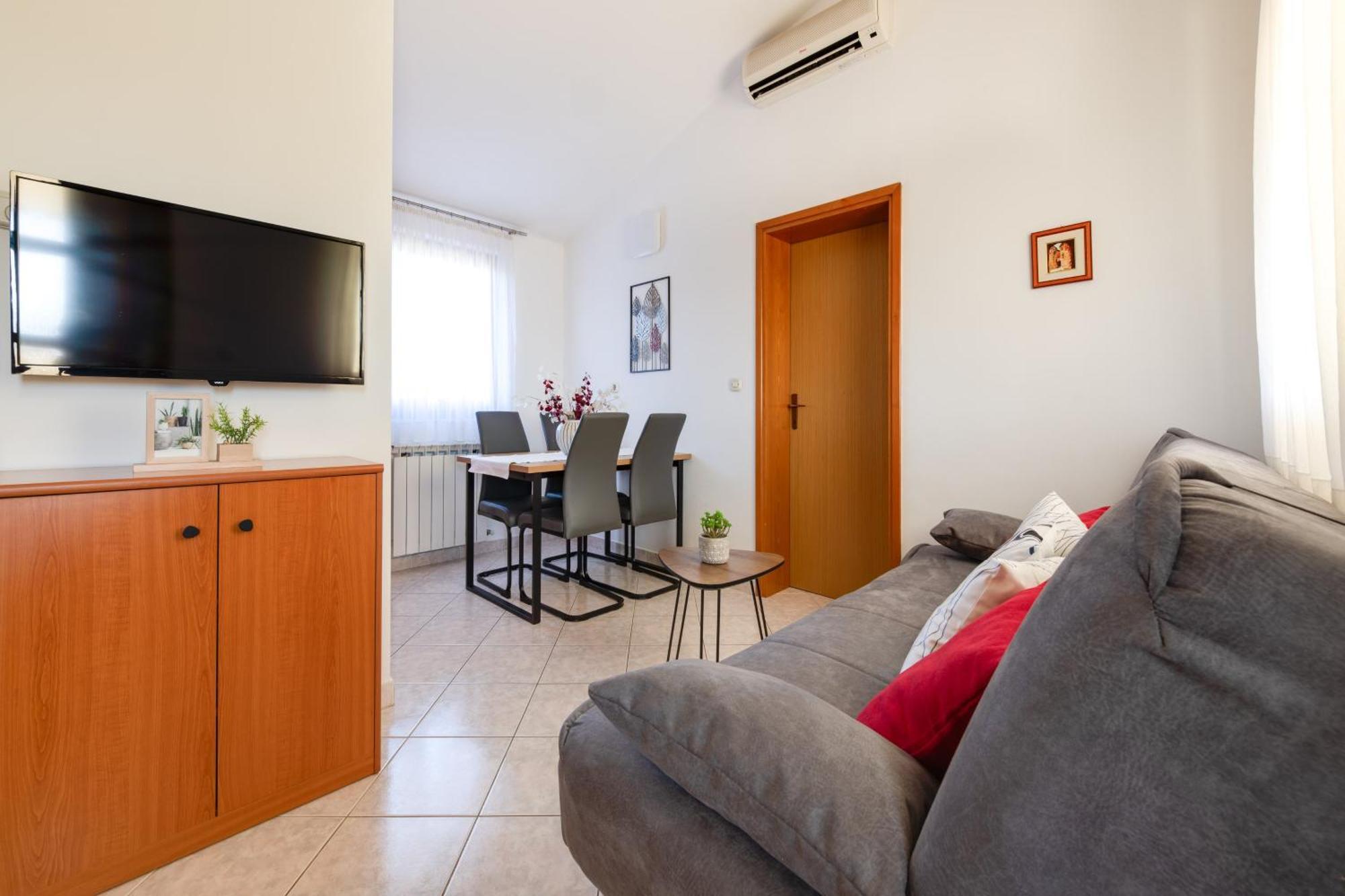 Villa Livia With Three Nice Apartments, Swimming Pool, Childrens Playground, Barbecue And Free Parking Ližnjan Eksteriør bilde