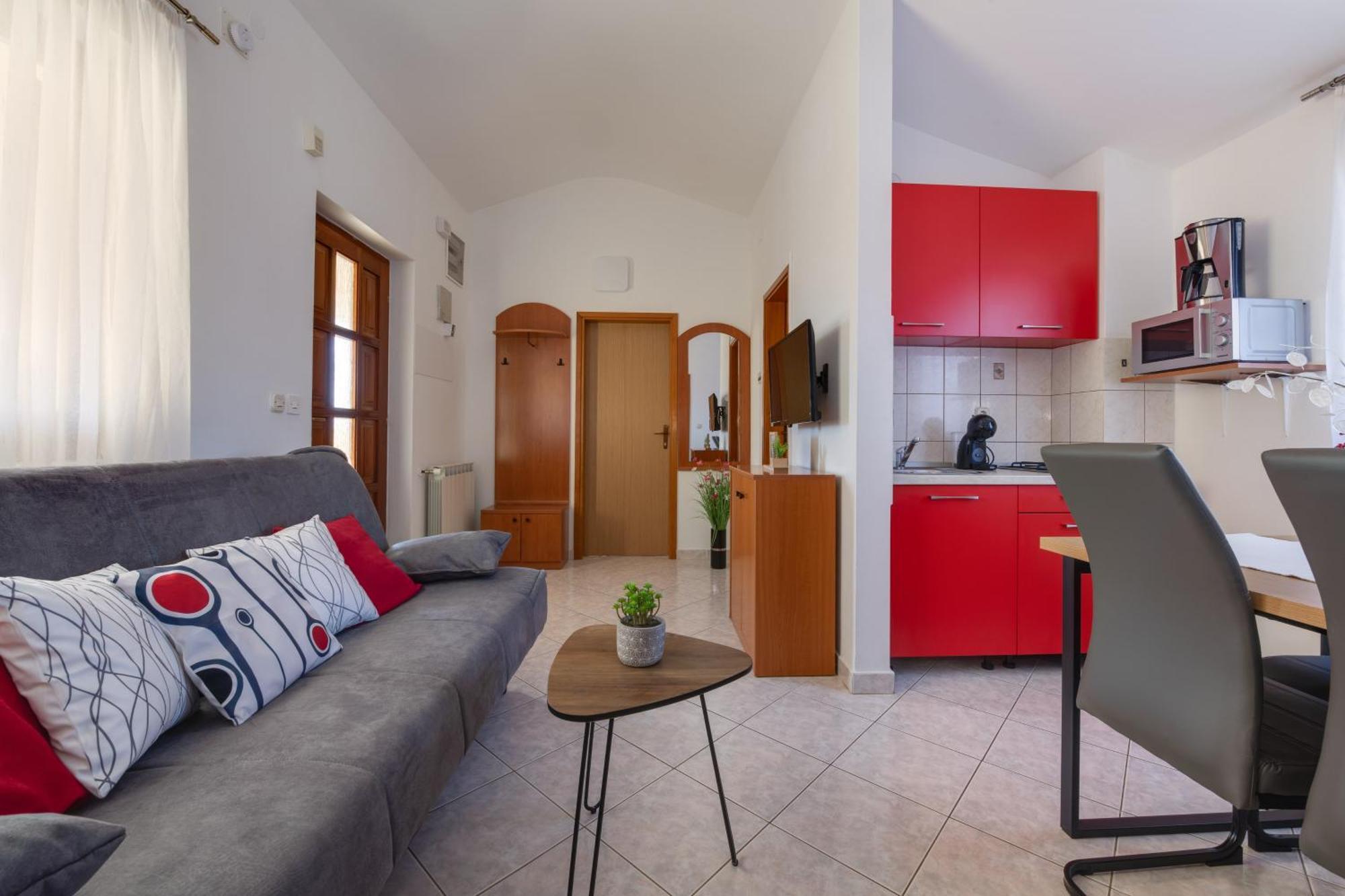 Villa Livia With Three Nice Apartments, Swimming Pool, Childrens Playground, Barbecue And Free Parking Ližnjan Eksteriør bilde