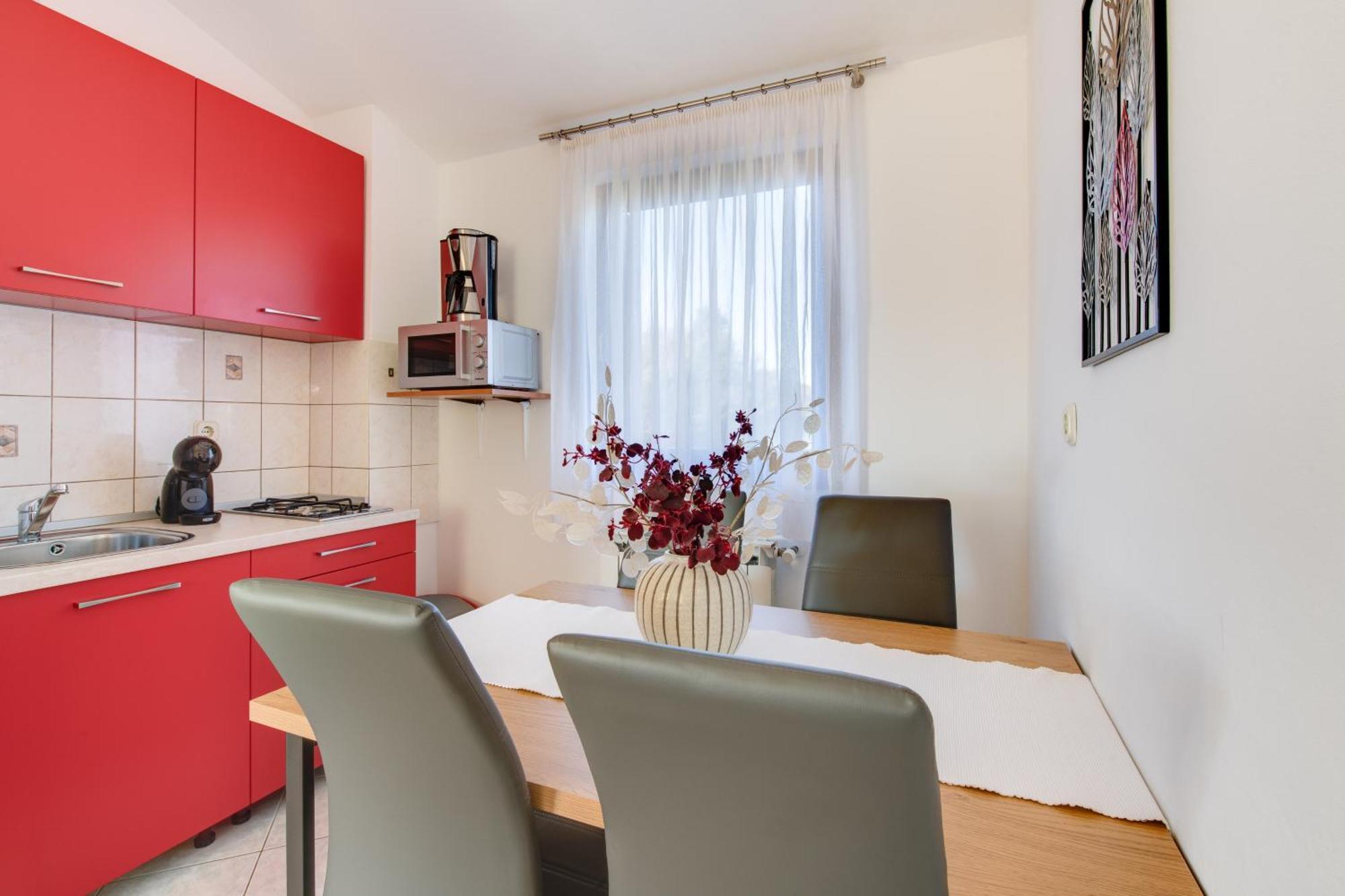Villa Livia With Three Nice Apartments, Swimming Pool, Childrens Playground, Barbecue And Free Parking Ližnjan Eksteriør bilde