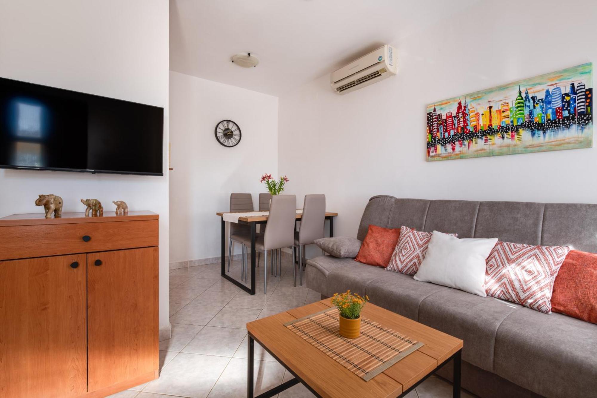 Villa Livia With Three Nice Apartments, Swimming Pool, Childrens Playground, Barbecue And Free Parking Ližnjan Eksteriør bilde