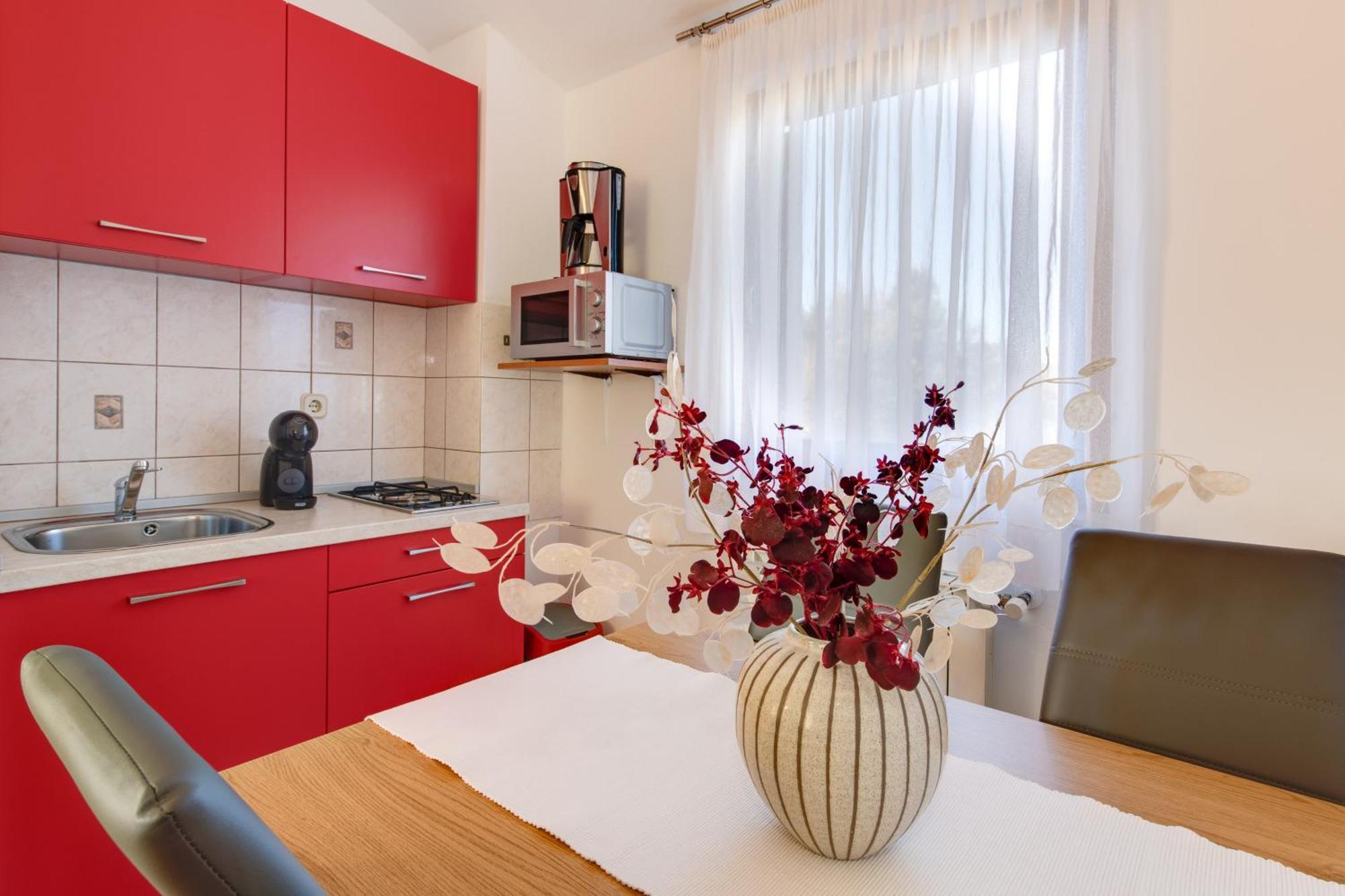 Villa Livia With Three Nice Apartments, Swimming Pool, Childrens Playground, Barbecue And Free Parking Ližnjan Eksteriør bilde